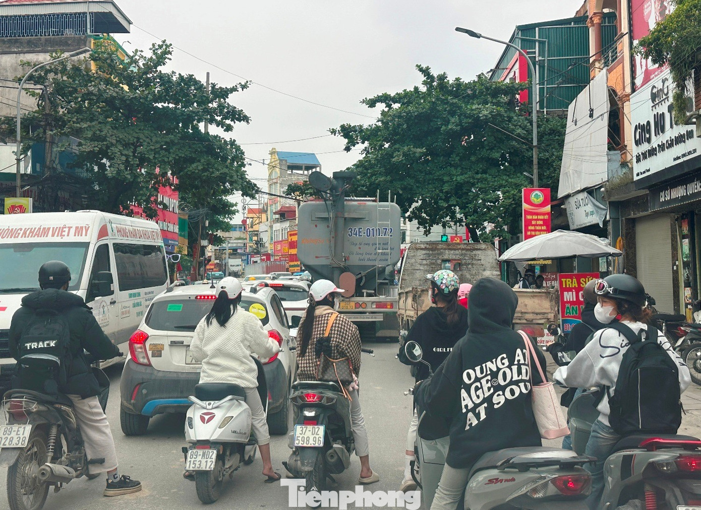 Xe tải lưu thông gây tắc nghẽn giao thông vùng dân cư Hưng Yên