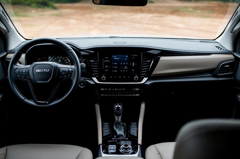 Khoang lái Isuzu mu-X nâng cấp