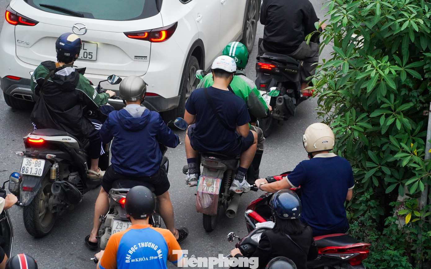 Xe ôm công nghệ và shipper che biển số