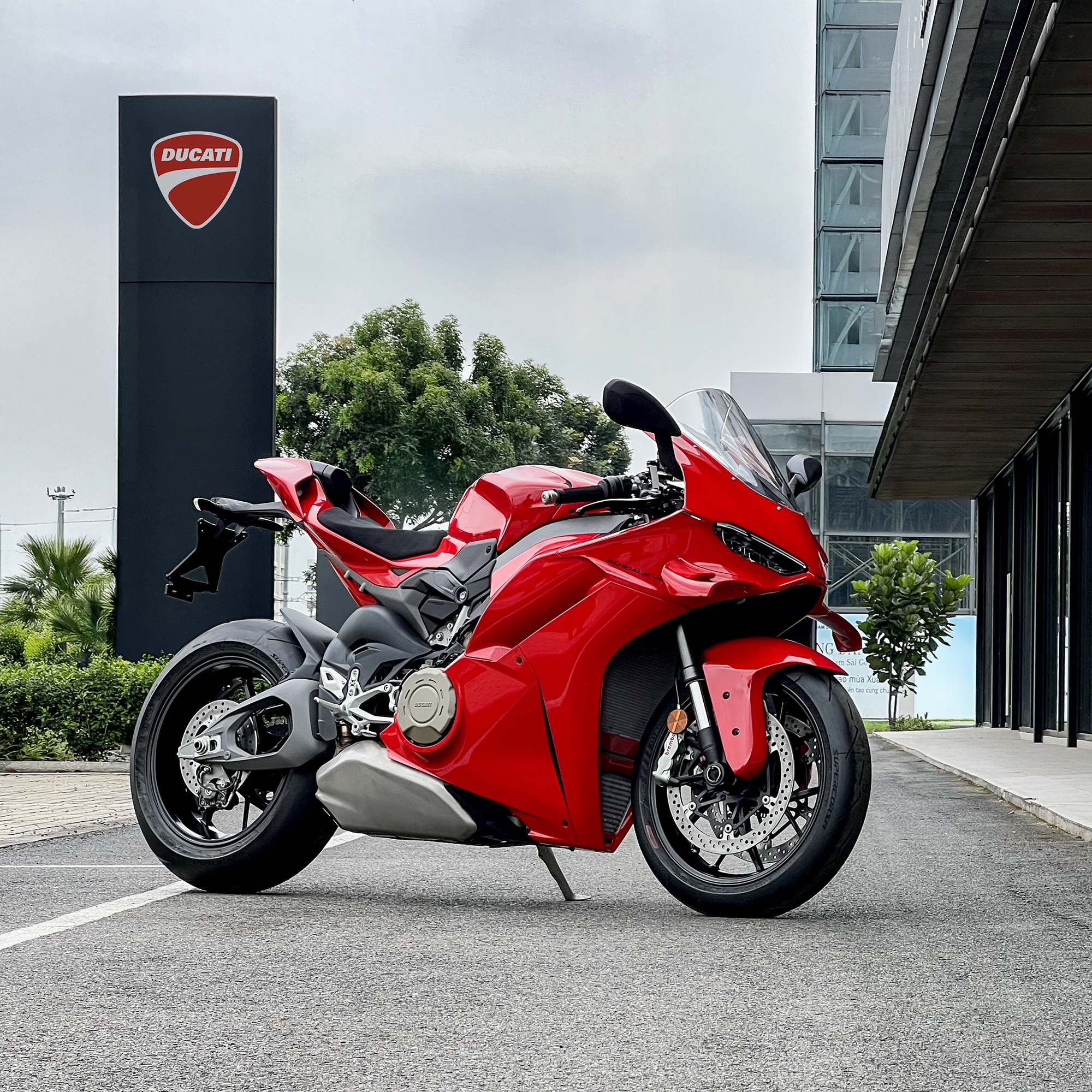 Ducati Panigale V4 phiên bản 2025 màu đỏ