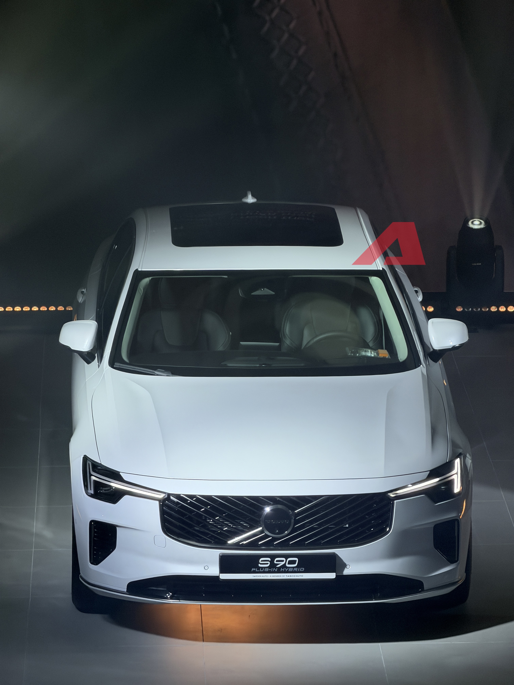 Ảnh tổng quan ngoại thất xe Volvo S90 mới