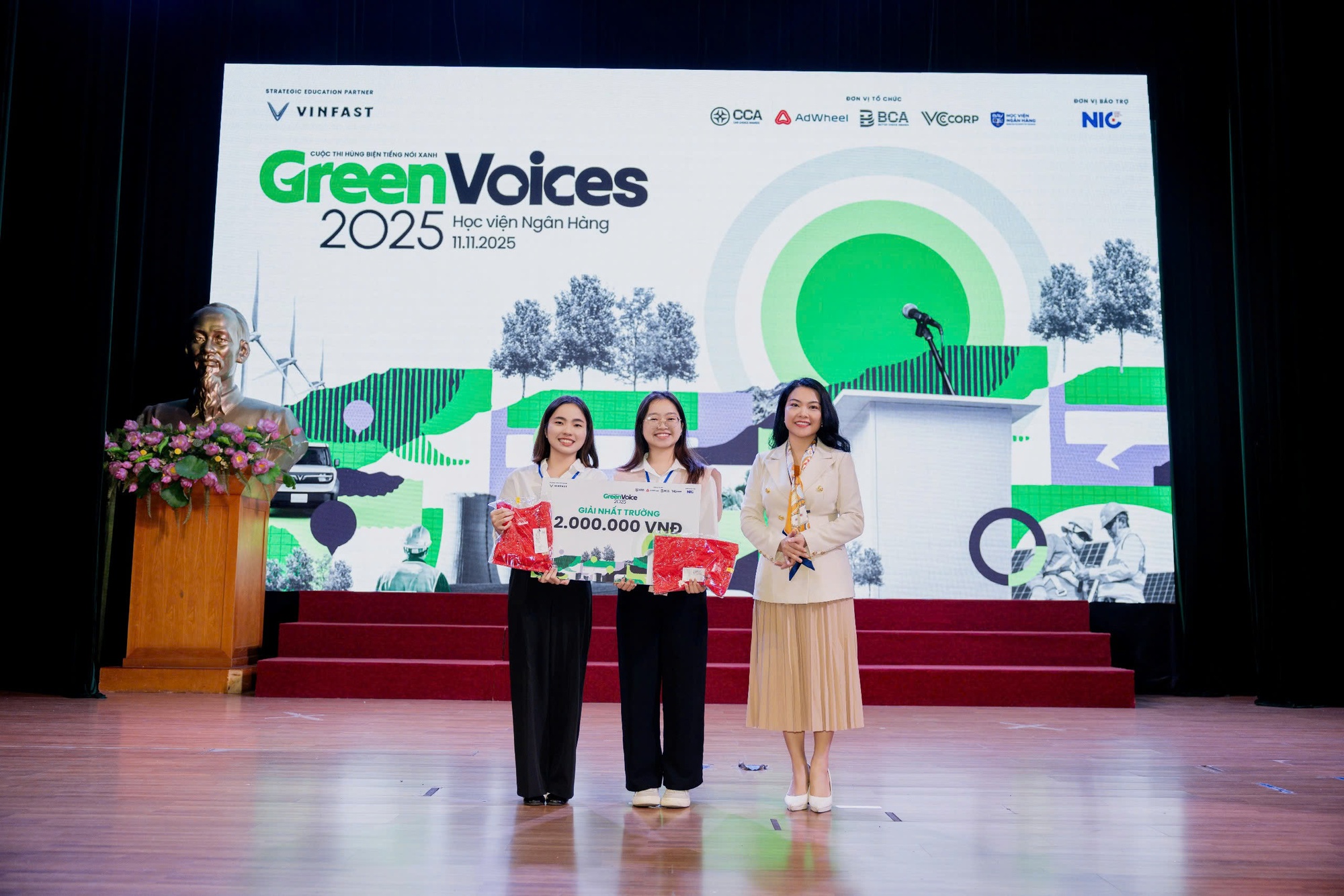 Ban giám khảo đánh giá bài thi tại Green Voices Hội đồng giám khảo Green Voices