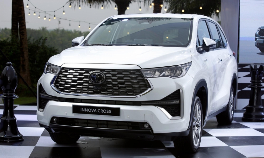 Innova Cross phiên bản HEV và V