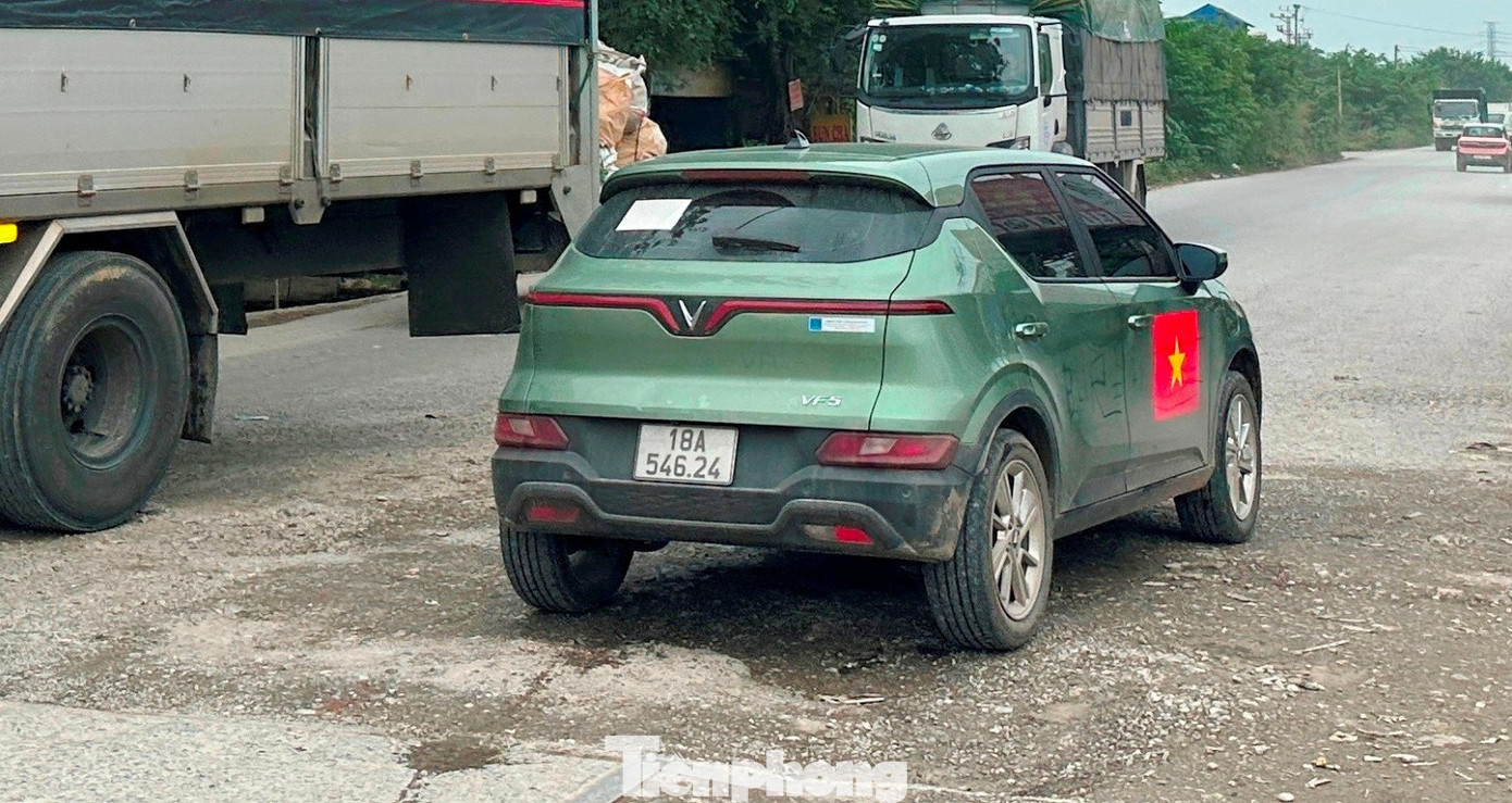 Đường dân sinh ở Hưng Yên bị ‘cày nát’ bởi xe tải lớn