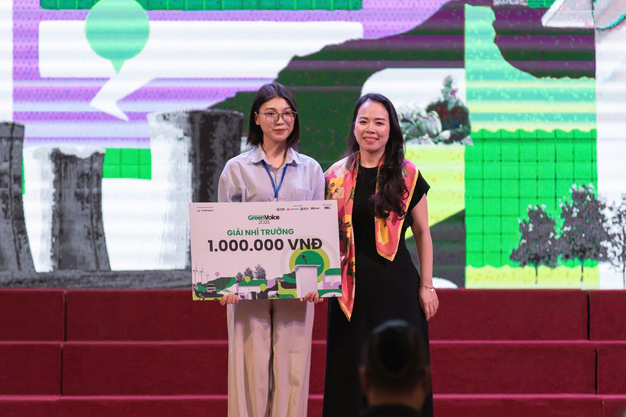 Đội vô địch Green Voices Học viện Ngân hàng Hai sinh viên đạt giải nhất cuộc thi Green Voices