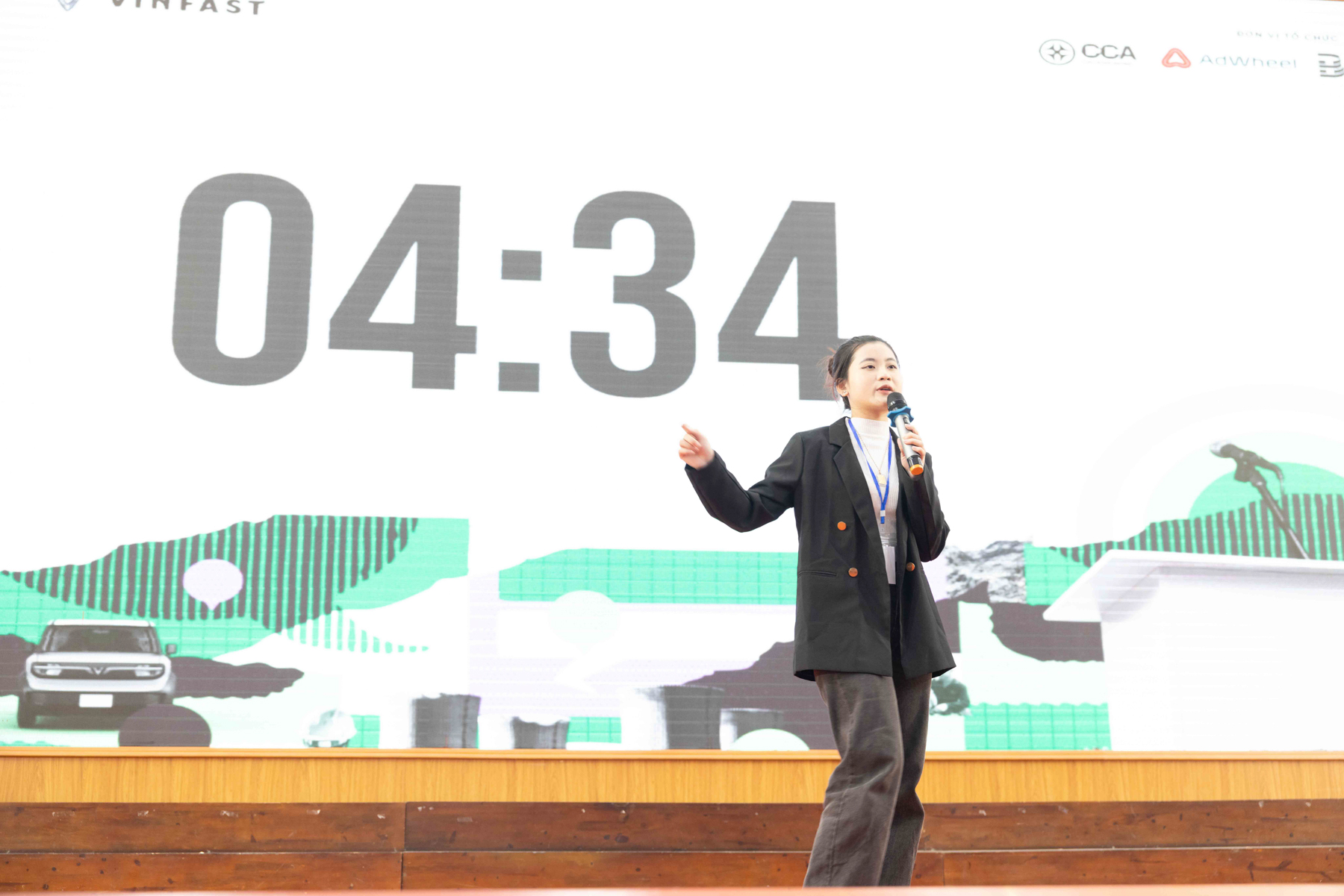 Một buổi sáng đầy nhiệt huyết Chuyển đổi xanh cùng Green Voices tại trường Đại học Thương mại- Ảnh 2. Thí sinh tranh tài thuyết trình chủ đề chuyển đổi xanh