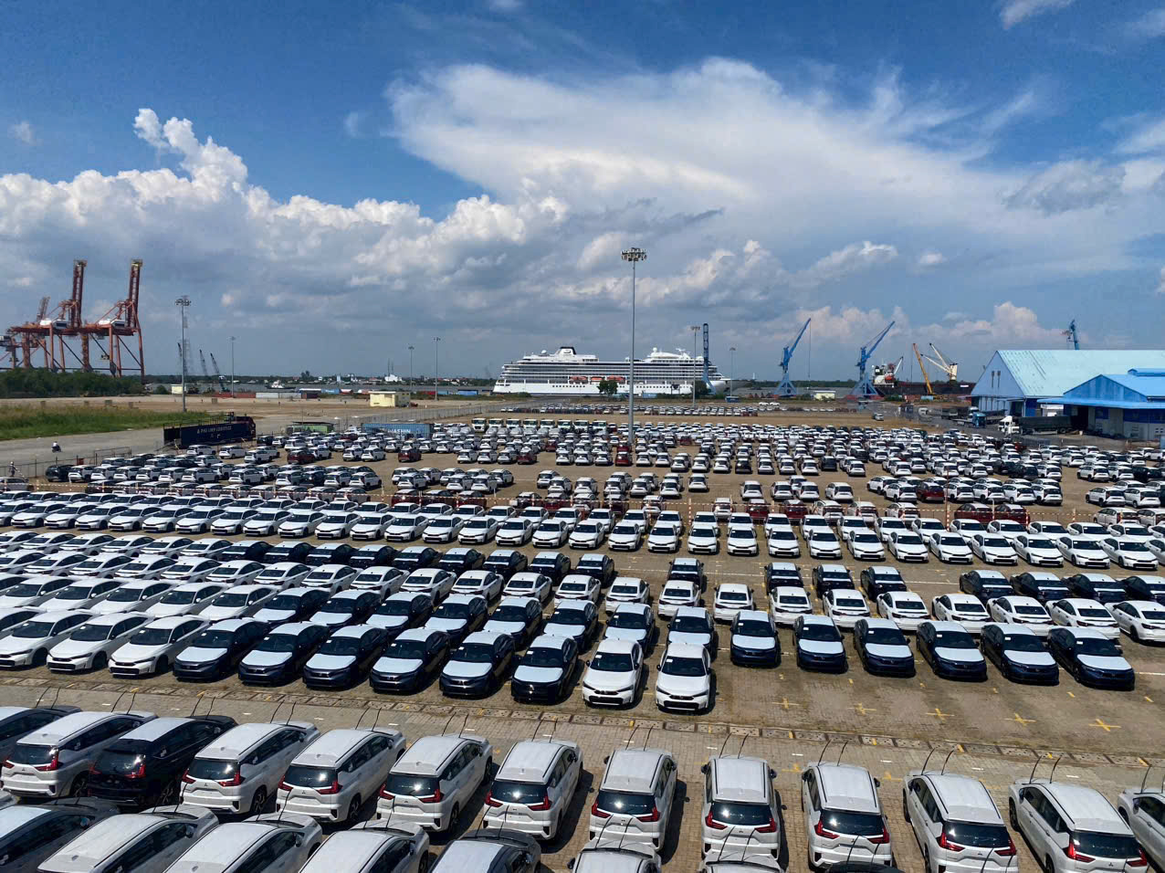 Hình ảnh hàng ngàn chiếc ô tô nhập về cảng TP HCM- Ảnh 1. Hàng ngàn xe ô tô vừa cập cảng TP HCM.