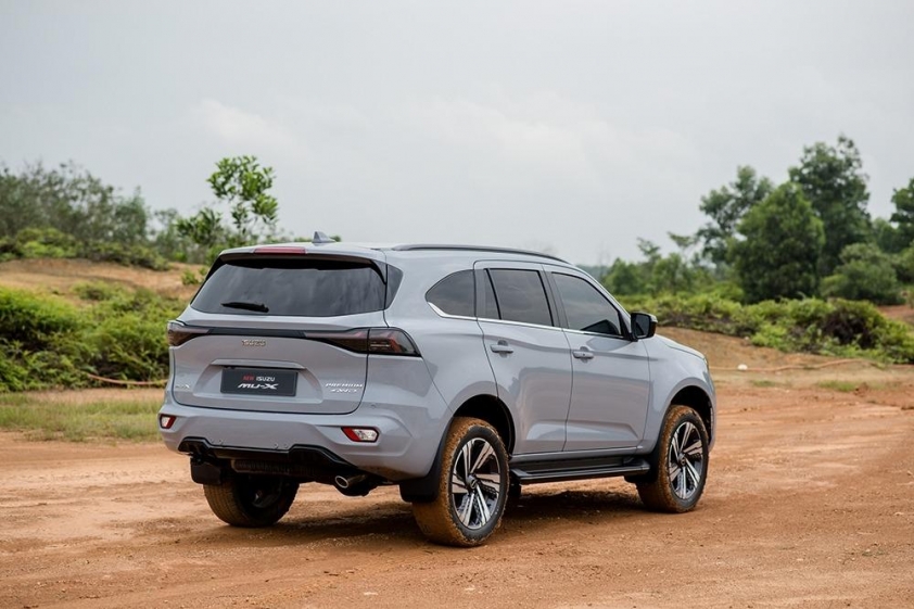 Cụm đèn hậu LED nối liền cốp trên mu-X 2025