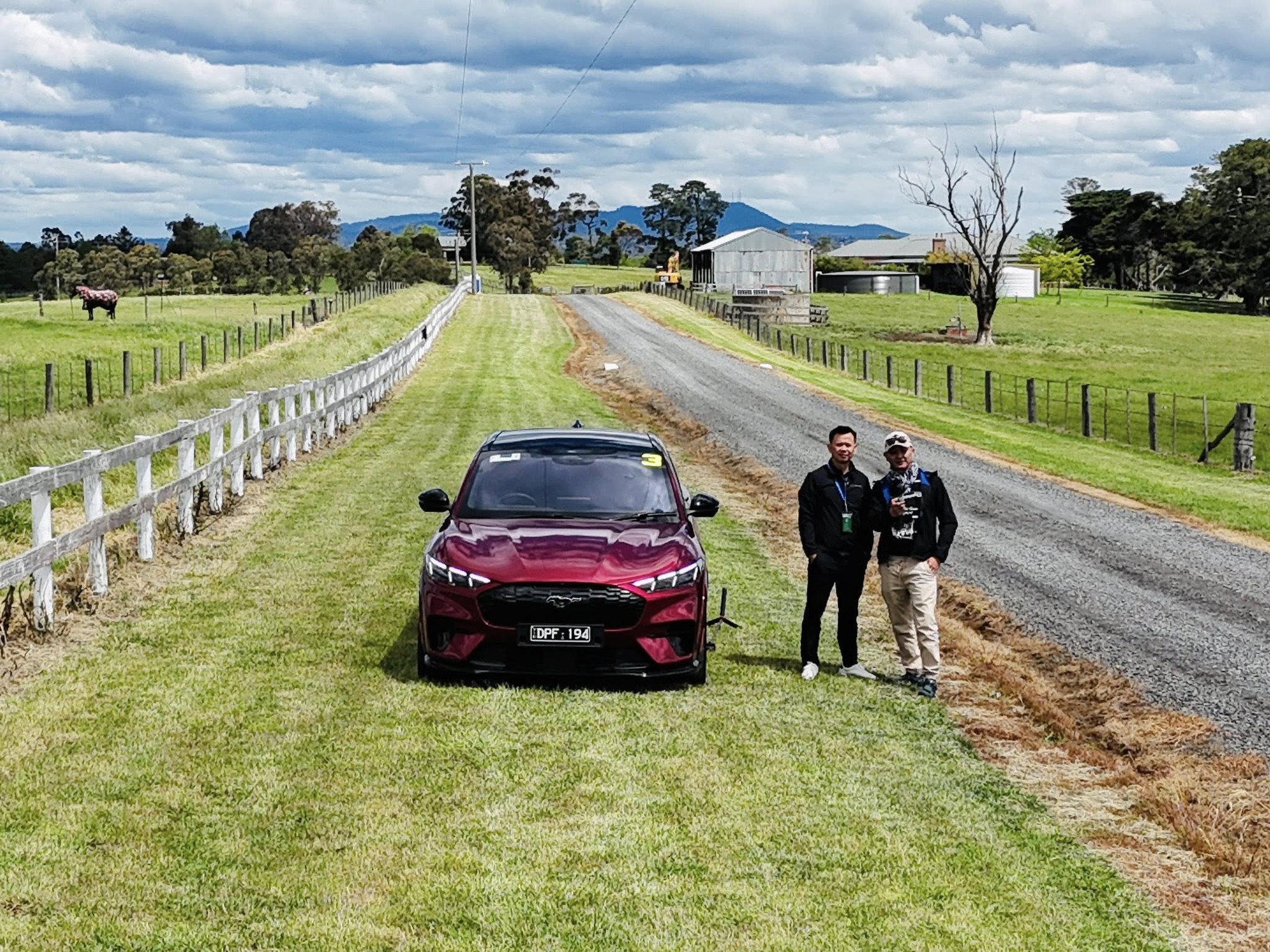 Anh Trịnh Lê Hùng và Nguyễn Hồng Vinh Hai chuyên gia đánh giá xe