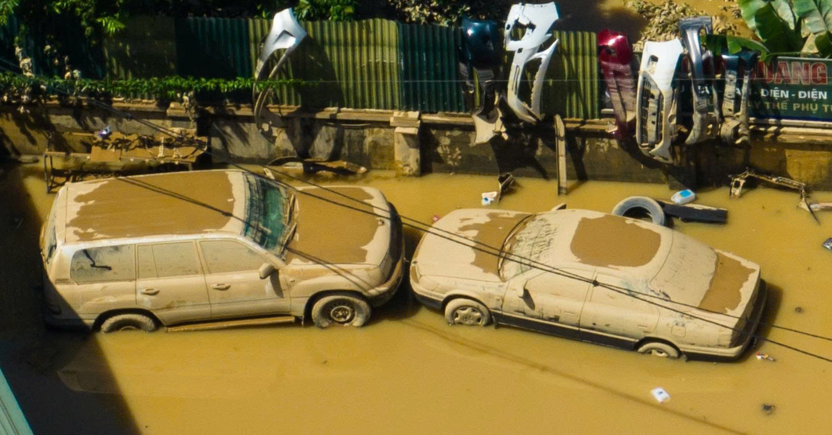 Bùn bẩn bám sâu bên trong gầm xe