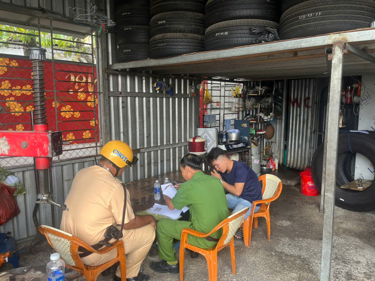 Lực lượng chức năng kiểm tra và tuyên truyền cho chủ cơ sở sửa chữa xe