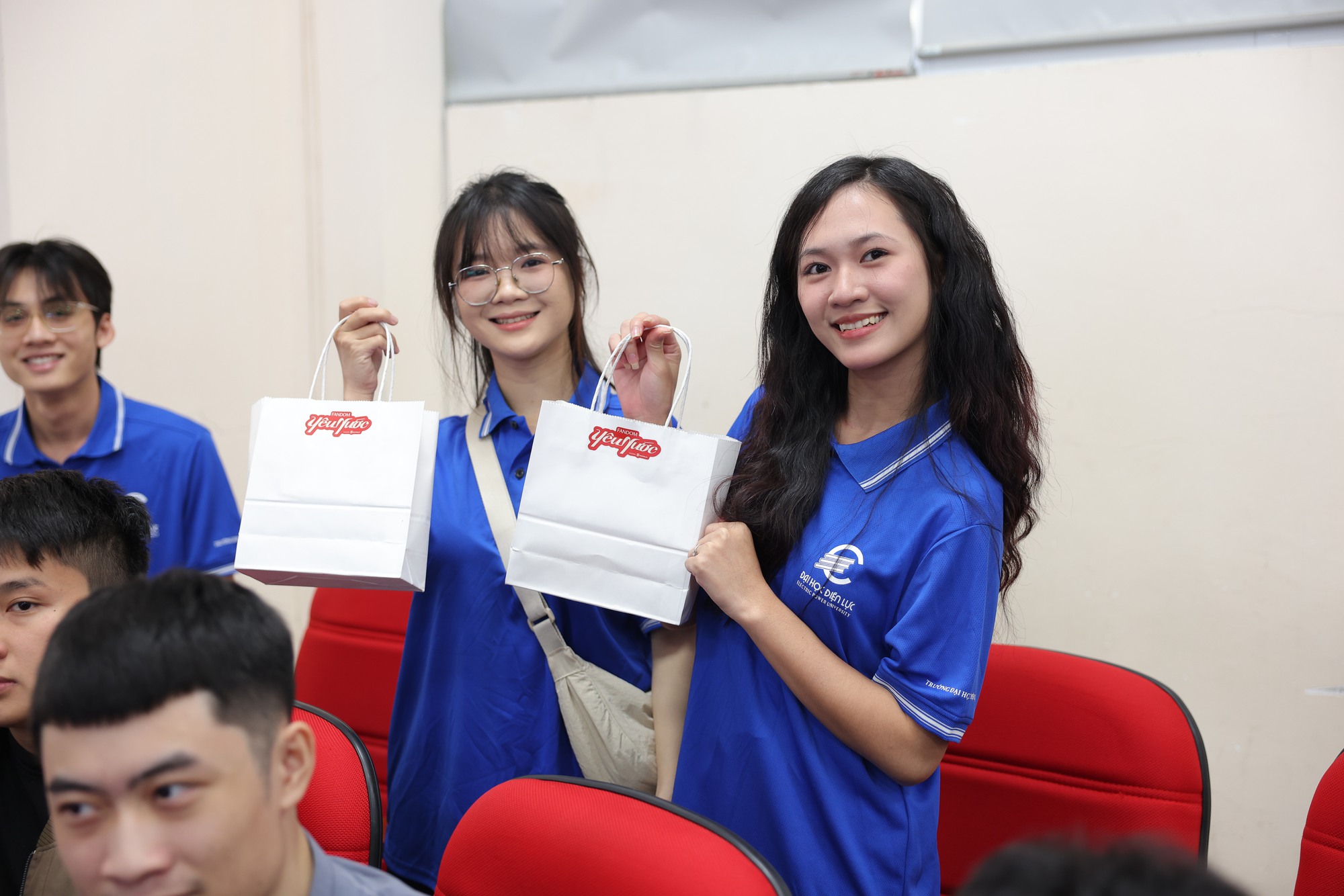 Sinh viên Đại học Điện lực vui với những món quà thú vị Sinh viên nhận quà minigame