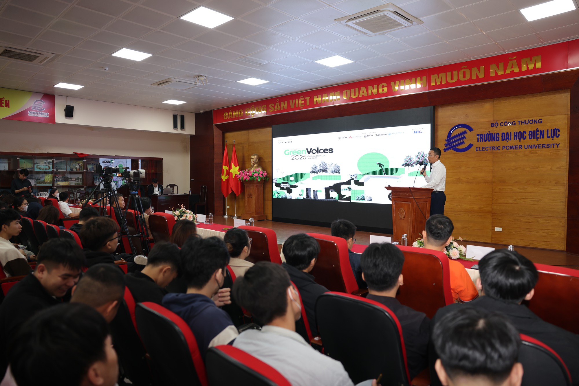 Sinh viên Đại học Điện lực hùng biện về xe điện: giàu sức thuyết phục, có lẽ vì các em có chuyên môn về điện!- Ảnh 1. Sinh viên Đại học Điện lực hùng biện về xe điện