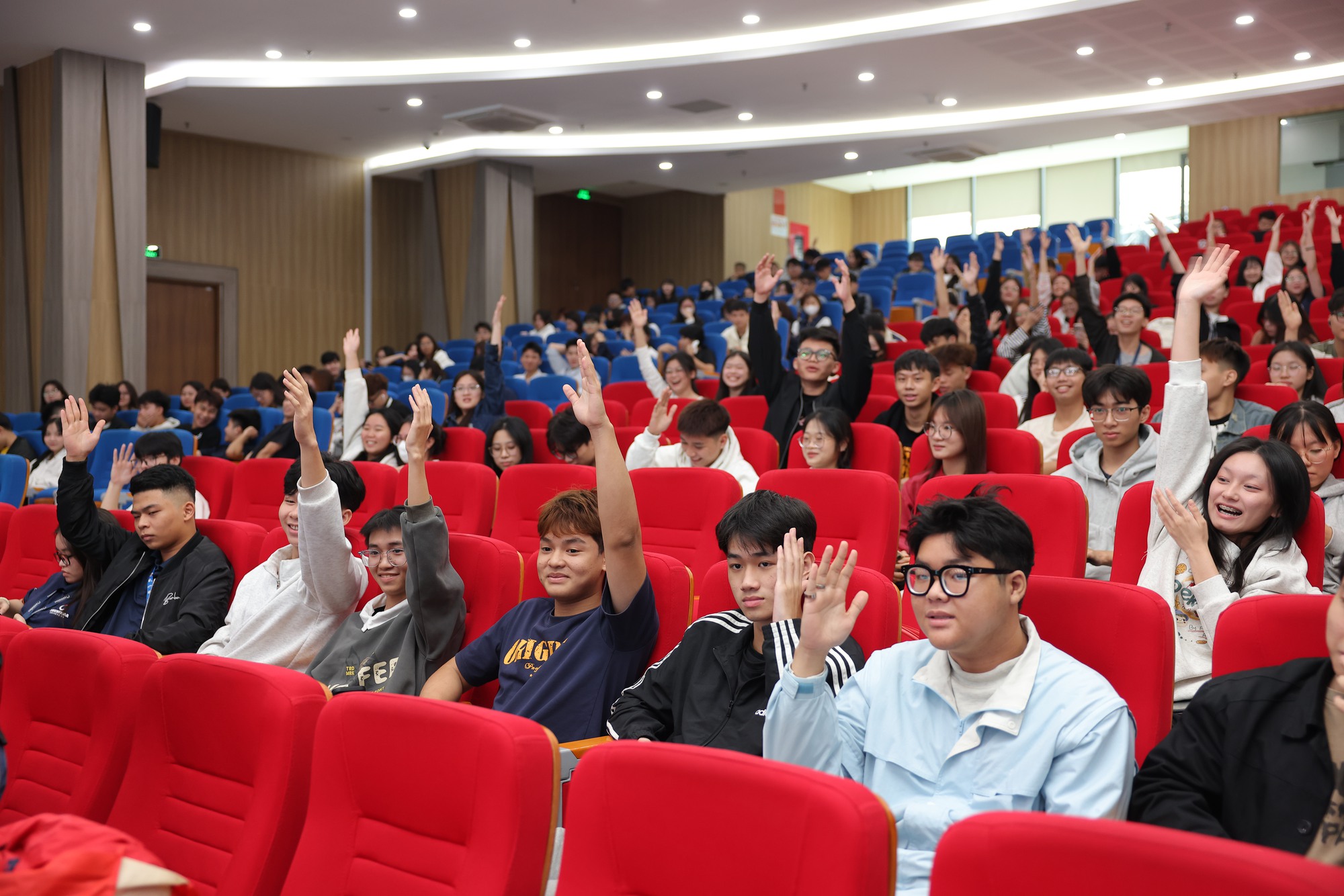 Sinh viên hào hứng tham gia minigame