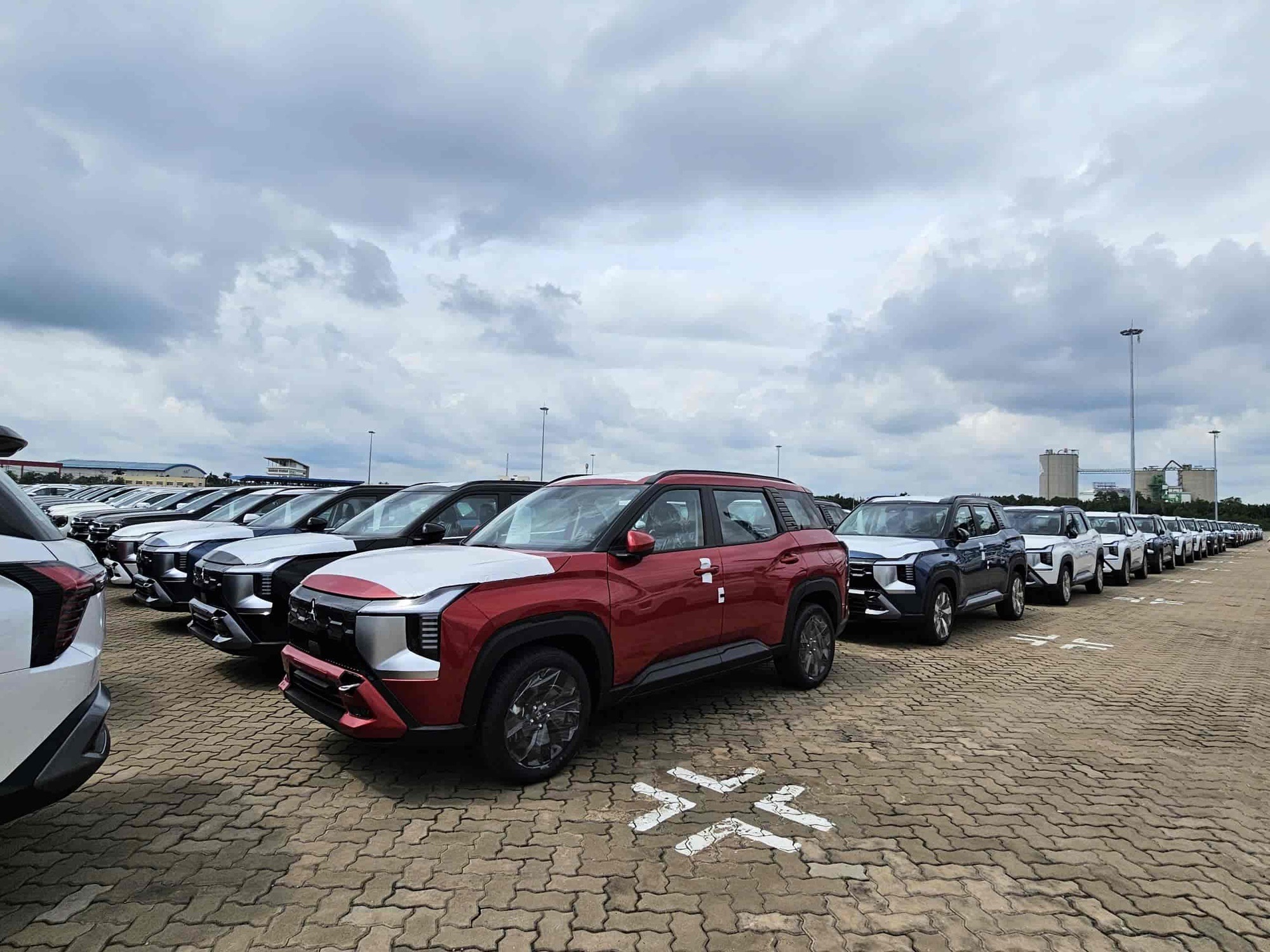 Lô xe Mitsubishi Destinator đầu tiên cập cảng Việt Nam