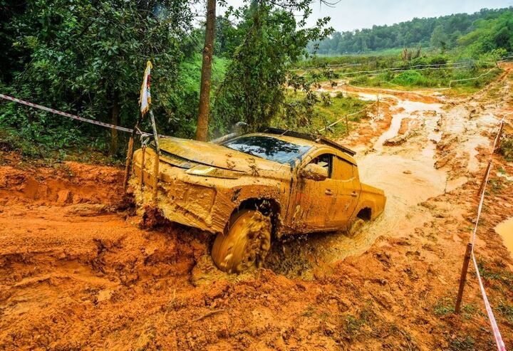 Xe off-road vượt qua đường đua khó khăn