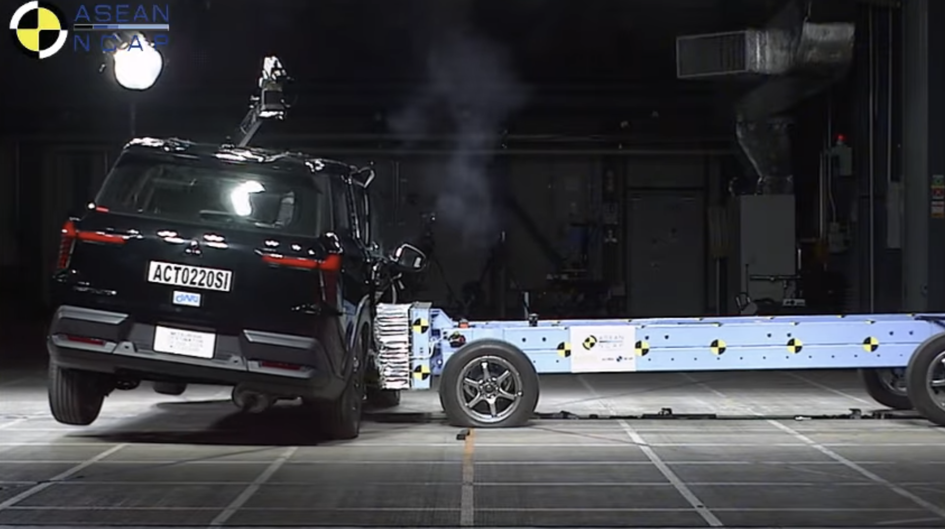 Mitsubishi Destinator bản cho Việt Nam thể hiện ra sao khi bị đâm mạnh với 2 người lớn, 2 trẻ nhỏ ngồi ghế an toàn trên xe?