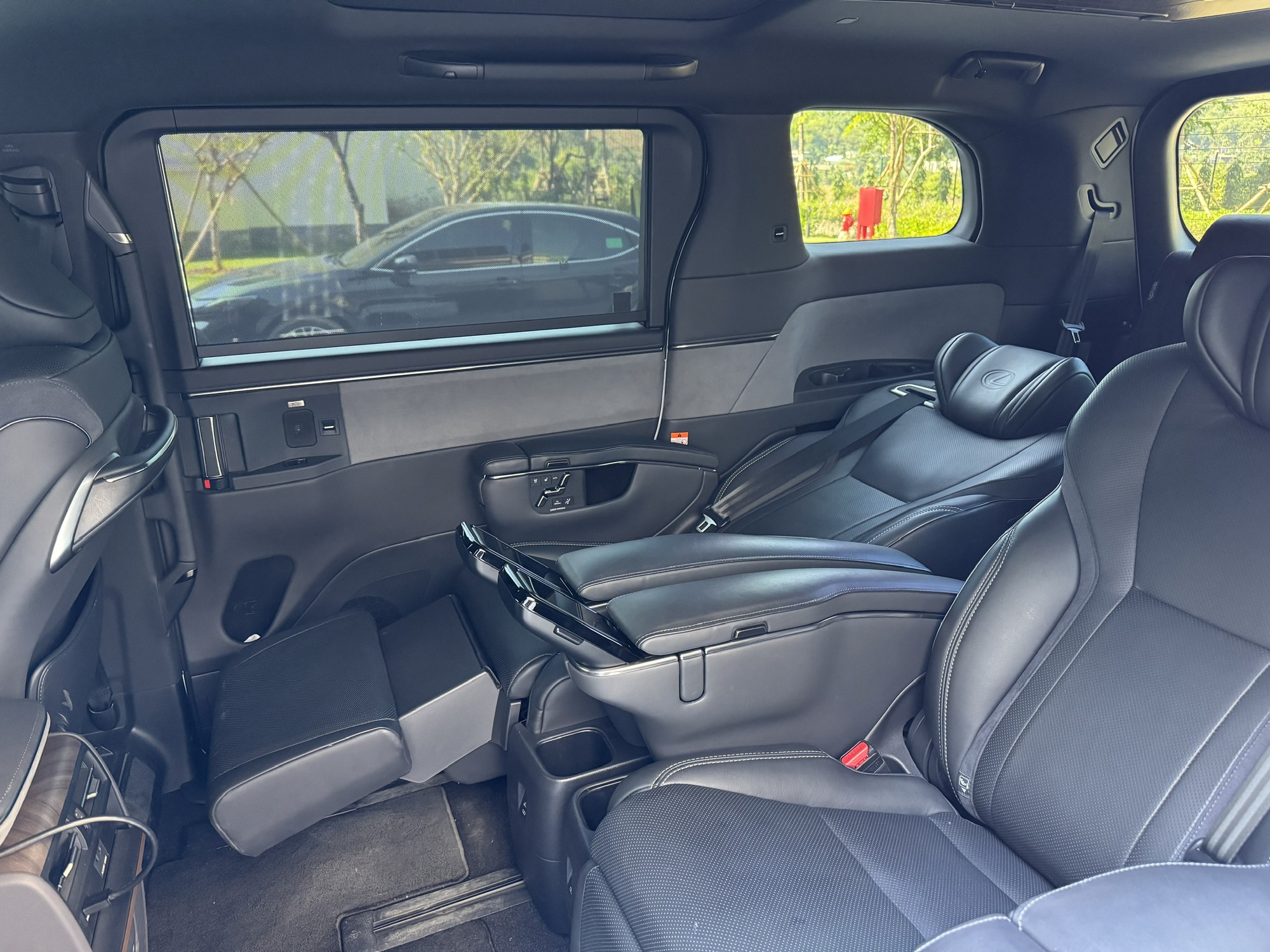 Ghế hàng ghế thứ 2 có thể ngả sâu và nâng đỡ chân