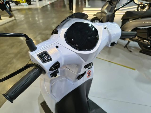 Yên xe rộng rãi và ngăn chứa đồ tiện lợi Tiện nghi trên BWT 125