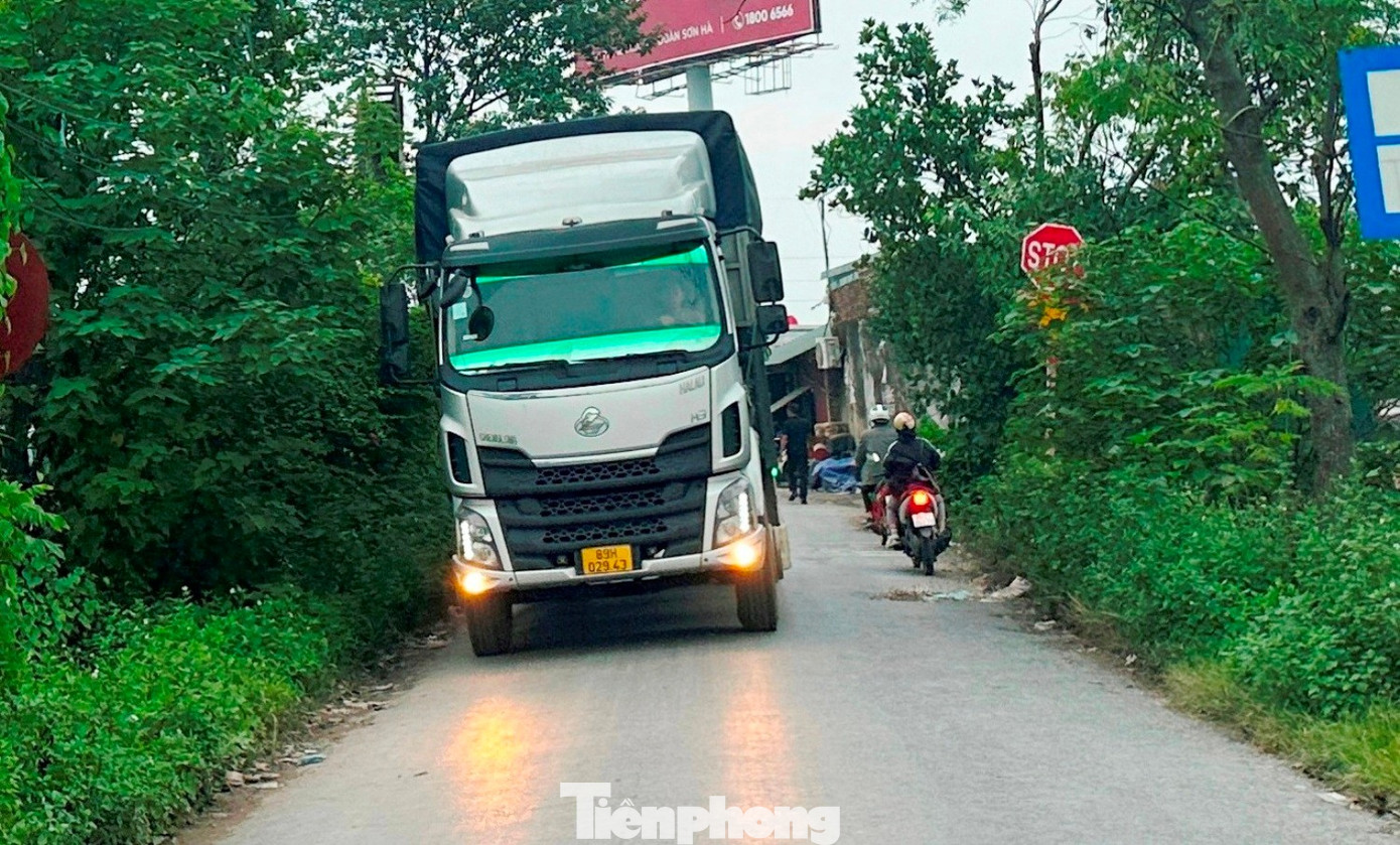 Xe tải trọng lớn đi vào đường dân sinh xã Lạc Đạo