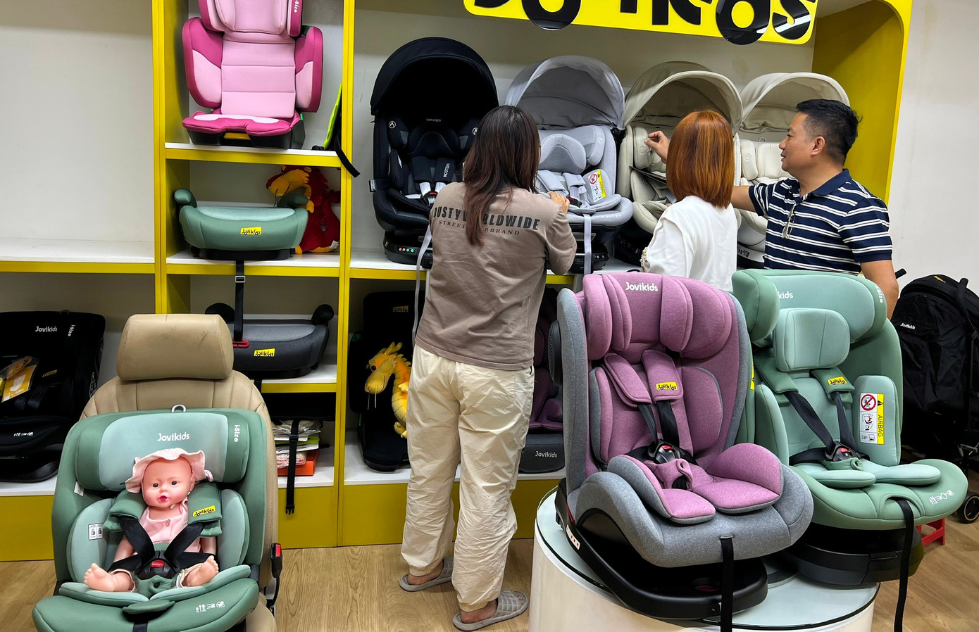 Ghế ô tô trẻ em được bày bán tại cửa hàng