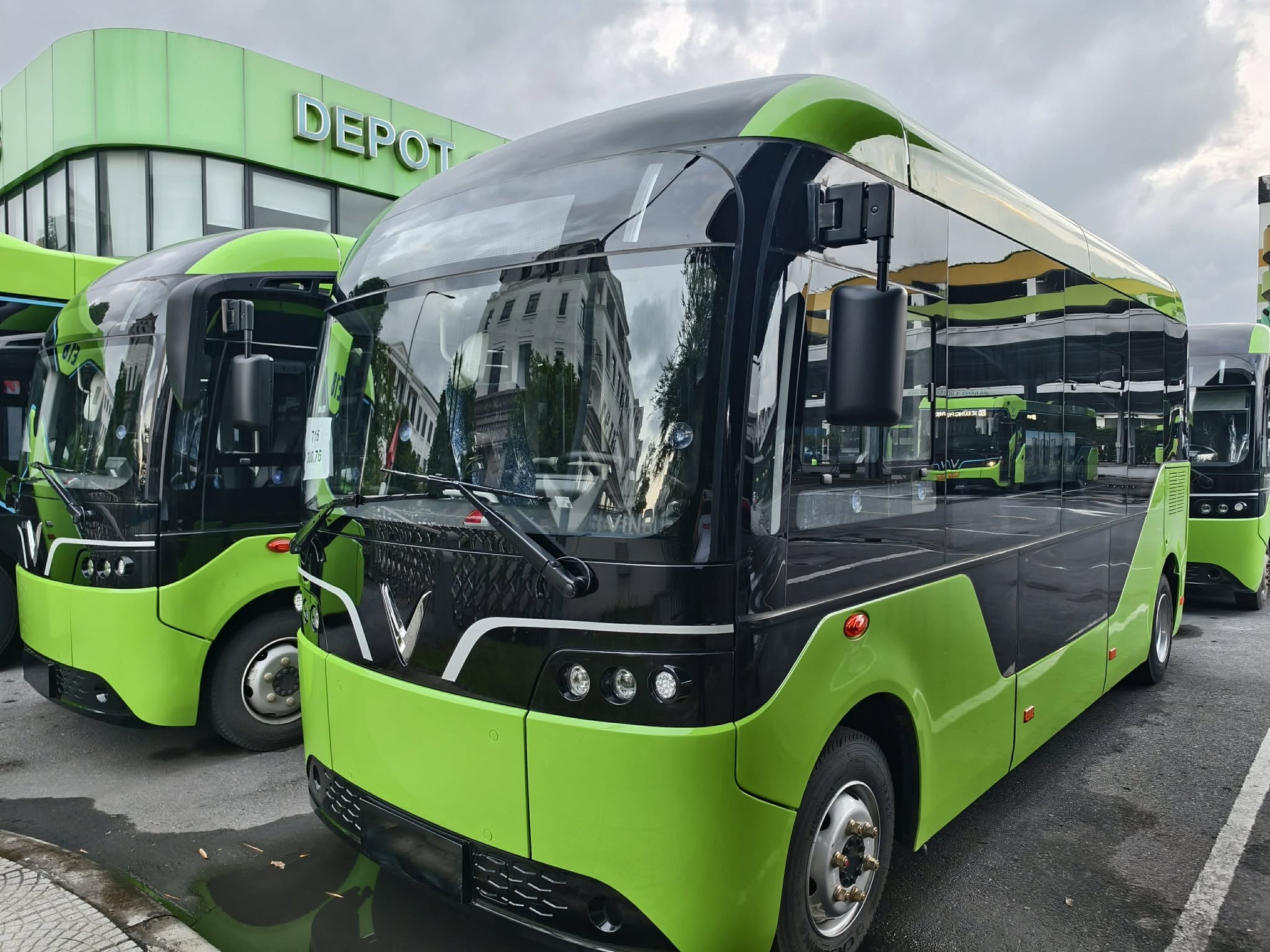 Chiếc xe mang màu sơn xanh của Vinbus VinFast EB 6 màu xanh do Vinbus vận hành