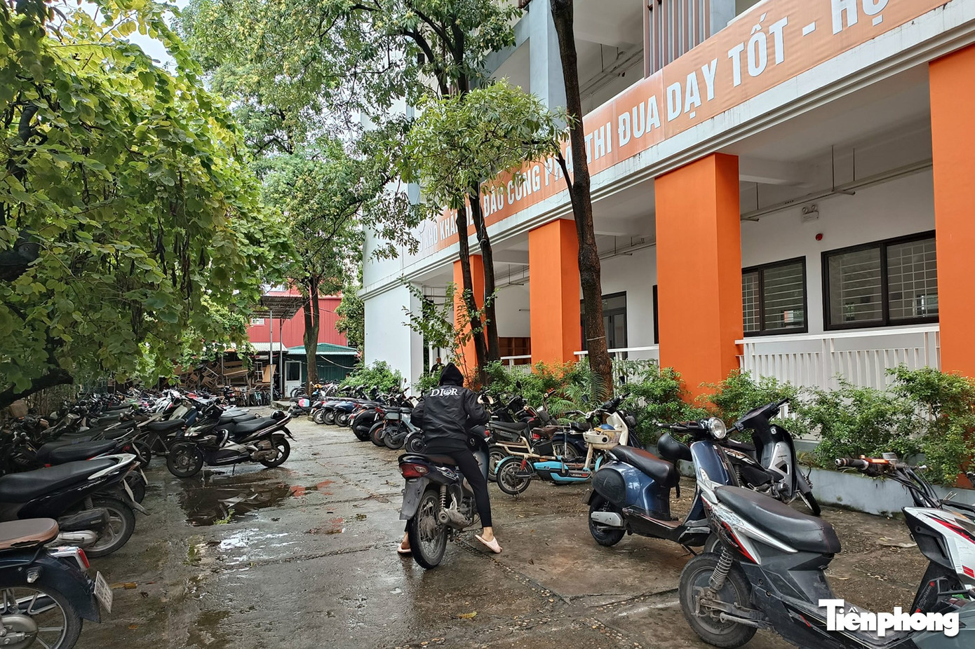 Học sinh mang xe 'tẩu tán' Một số em học sinh nhanh chóng tẩu tán xe khỏi bãi gửi