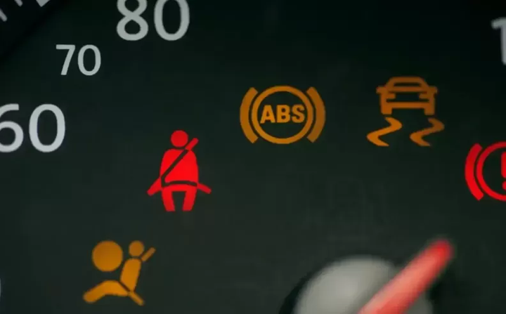 Biểu tượng đèn đỏ và cam trên bảng điều khiển