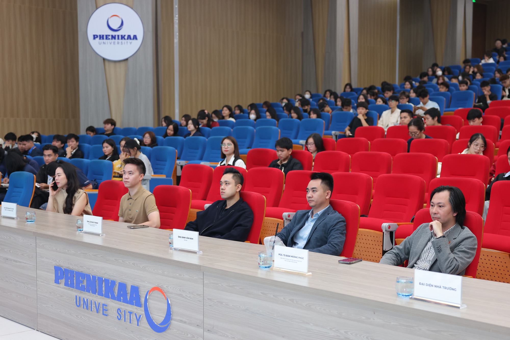 Ban giám khảo gồm chuyên gia, nhà báo, nhà sáng tạo nội dung