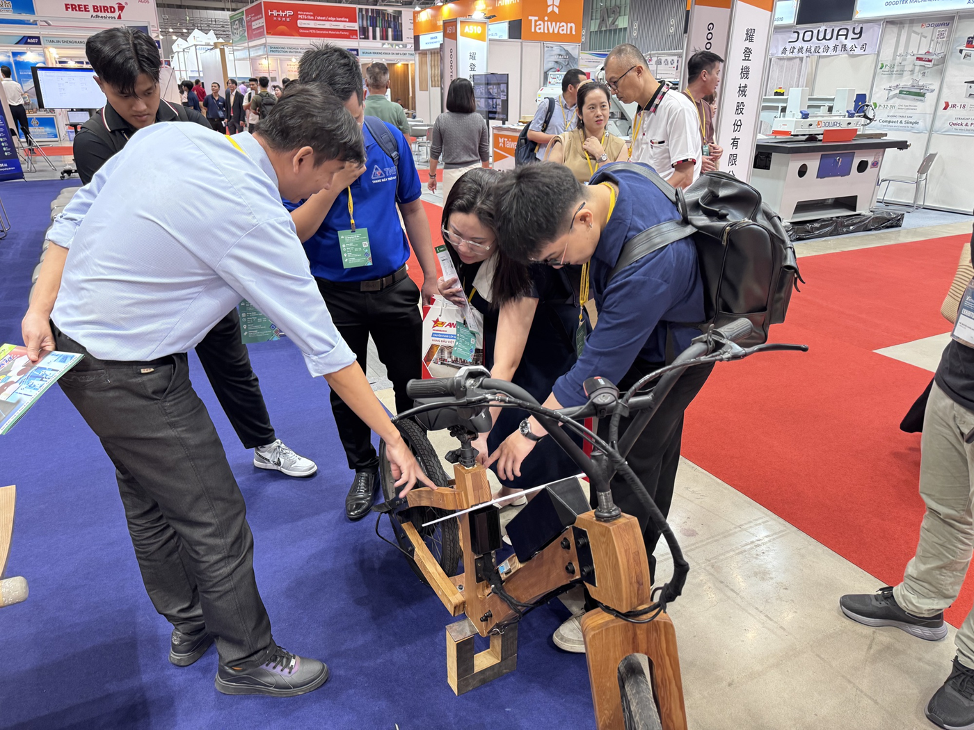 Xe máy điện khung gỗ sinh viên Việt Nam Xe máy điện khung gỗ sáng tạo