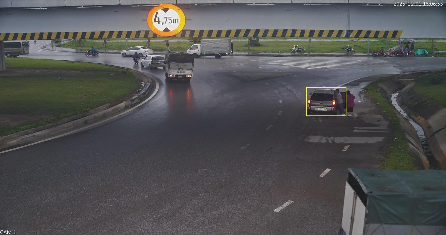 Ô tô dừng xe dưới chân cầu vượt Ô tô vi phạm dừng xe tại vị trí cấm