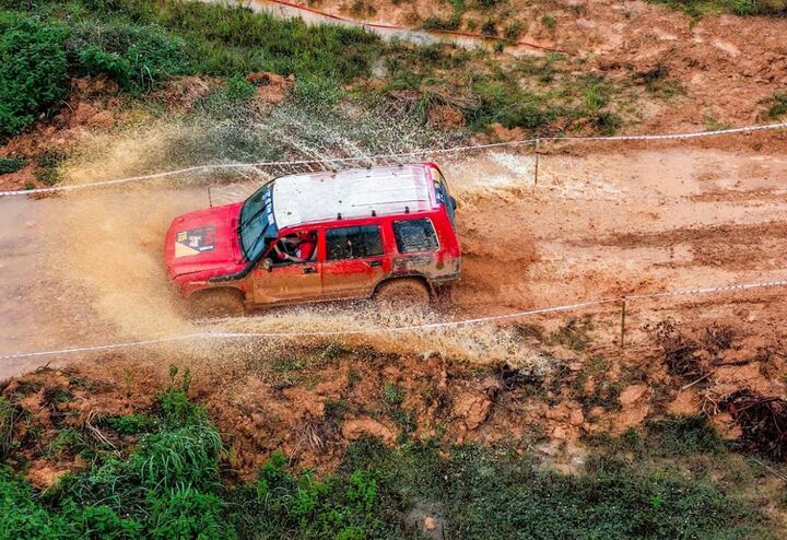 Tay đua xe địa hình vượt khó khăn