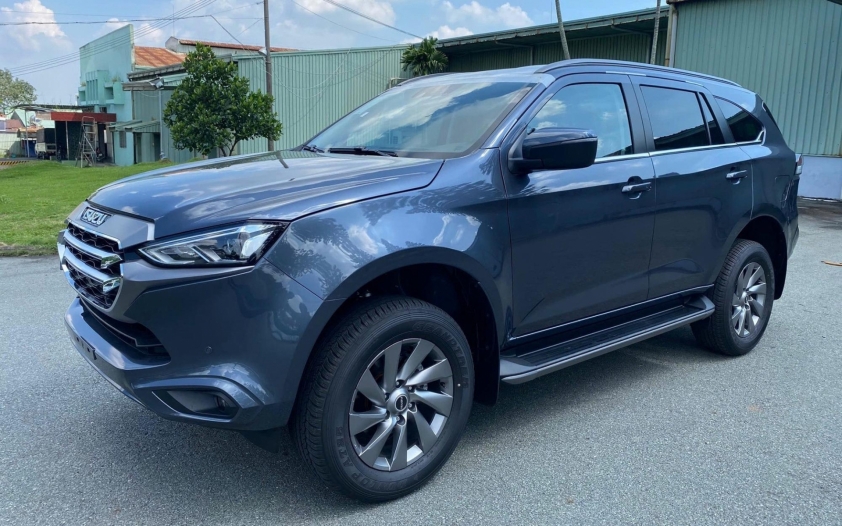 Nội thất Isuzu mu-X với màn hình trung tâm