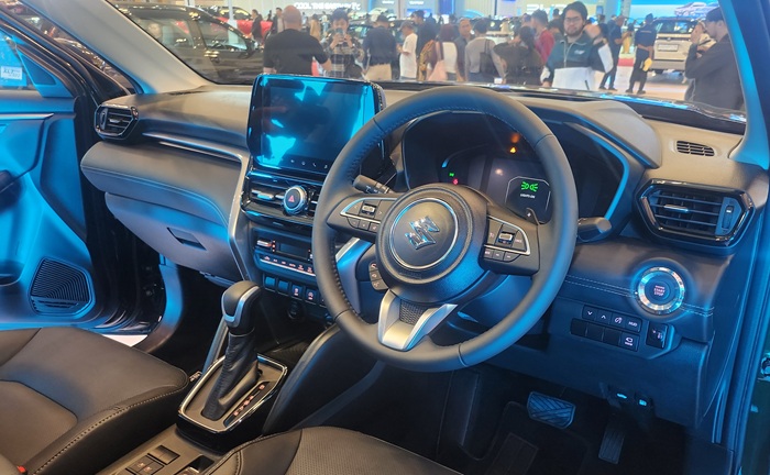 Màn hình lớn và nội thất hiện đại