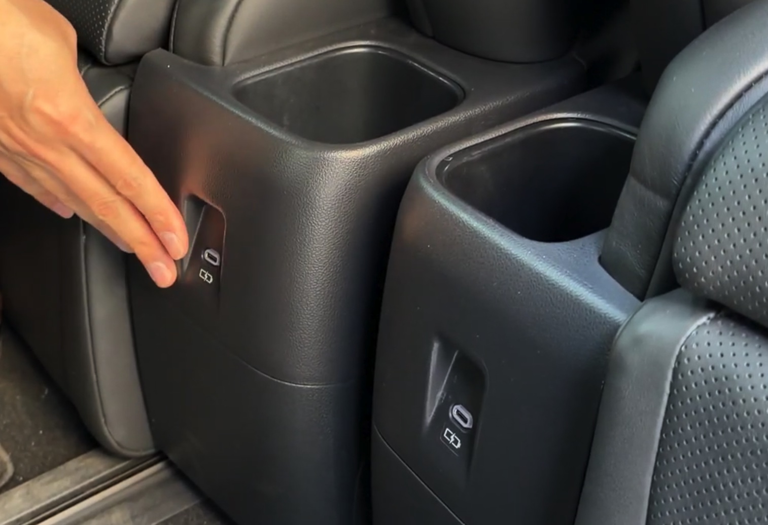 Ổ cắm 220V và cổng sạc Type C dành cho hàng ghế sau