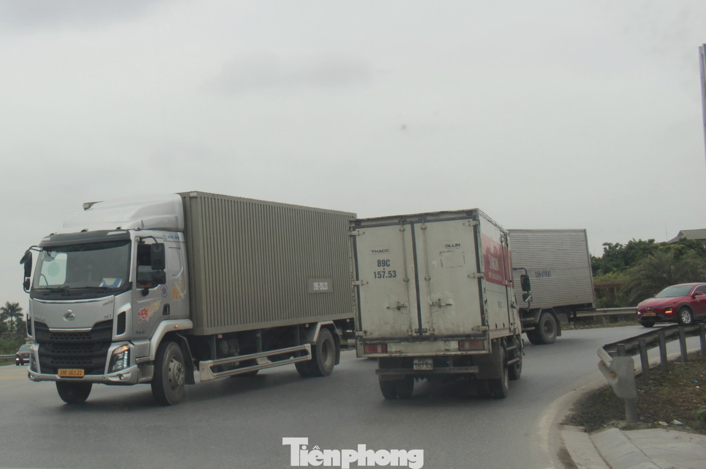 Xe ô tô, xe tải rẽ vào xã Nghĩa Trụ