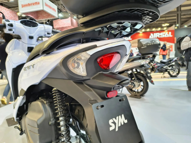 Thân xe với đường cong bo tròn và thiết kế tối giản Thiết kế thân xe BWT 125