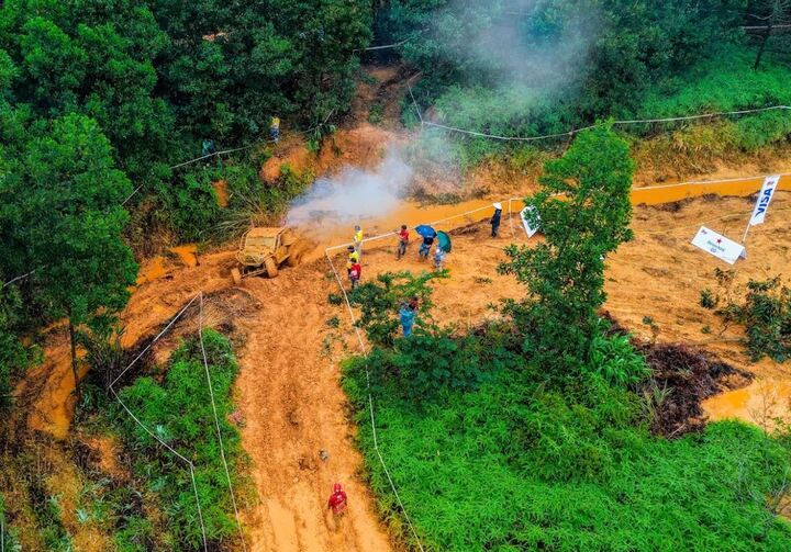 Xe off-road tạo khói khi vượt thử thách