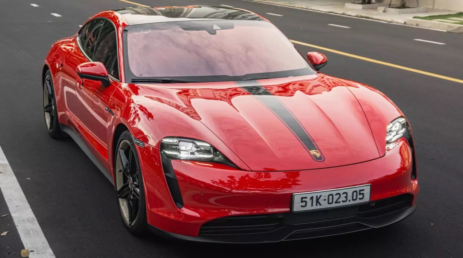 Porsche Taycan Xe điện Porsche Taycan của Nguyễn Quốc Vũ và Đoàn Di Băng