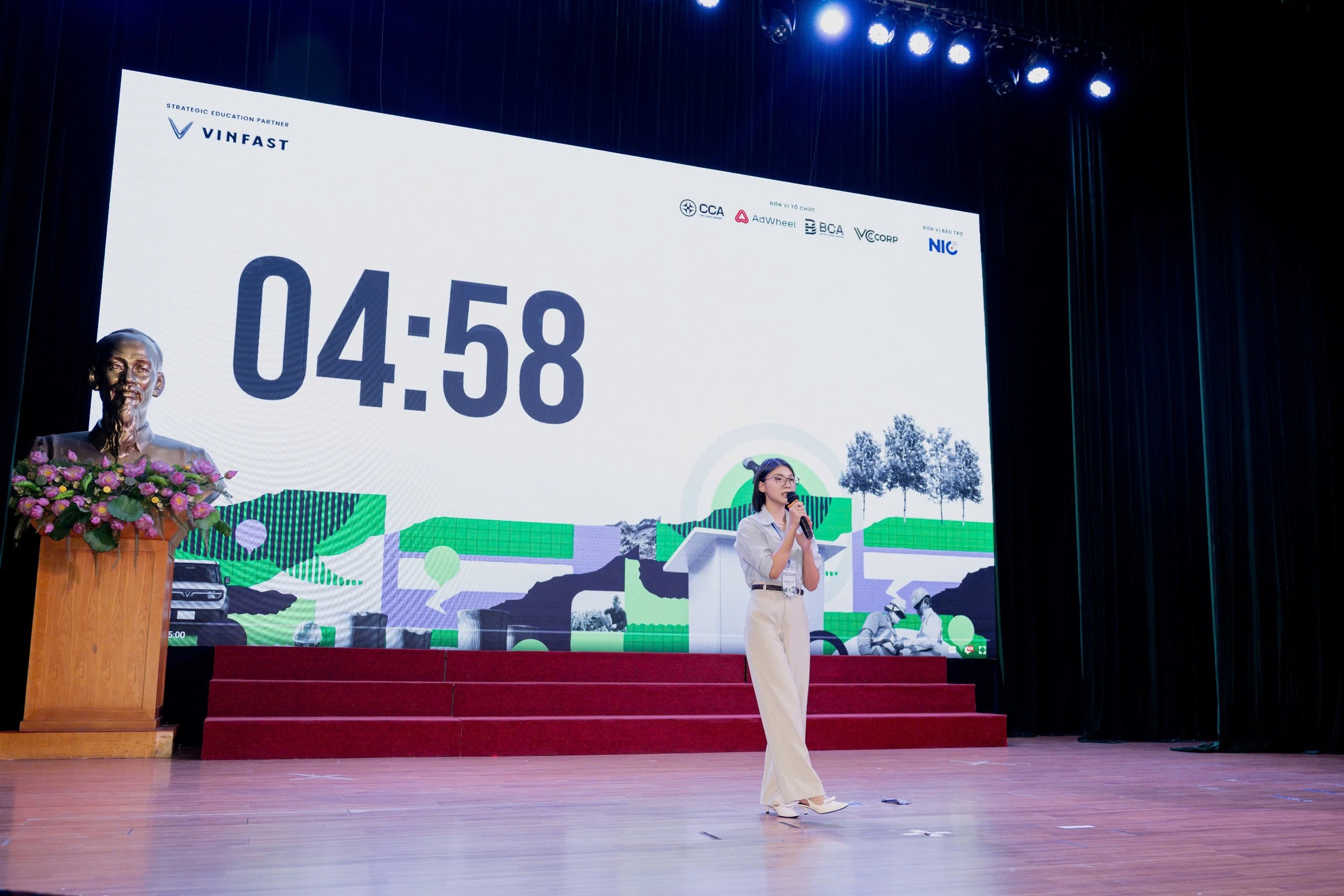 Sinh viên trình bày bài thi Green Voices Sinh viên thuyết trình bài thi Green Voices