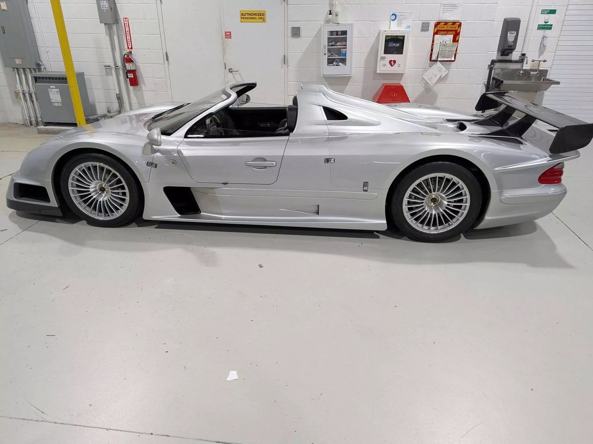 Siêu xe Mercedes CLK GTR Roadster màu đỏ