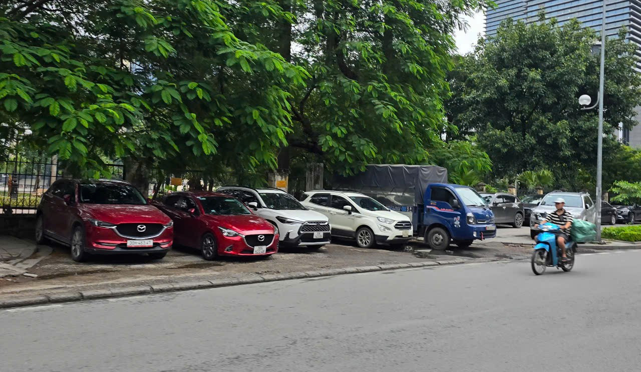 Xe đỗ hàng dài trên vỉa hè hai bên đường Huỳnh Thúc Kháng