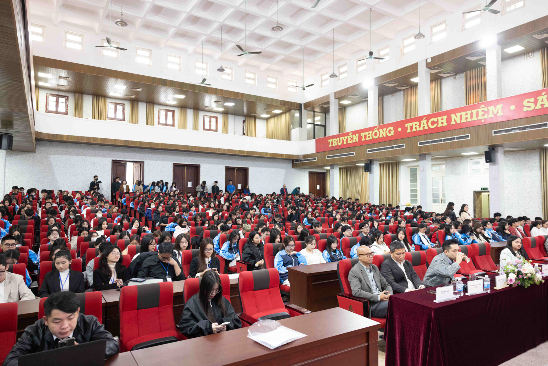 Một buổi sáng đầy nhiệt huyết Chuyển đổi xanh cùng Green Voices tại trường Đại học Thương mại- Ảnh 7. Sinh viên hào hứng tham gia sự kiện xanh