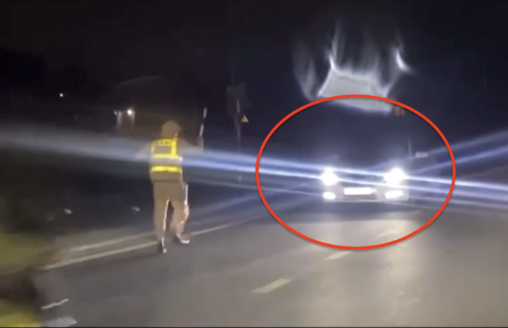 Tài xế lái ô tô chạy lùi để trốn tránh CSGT