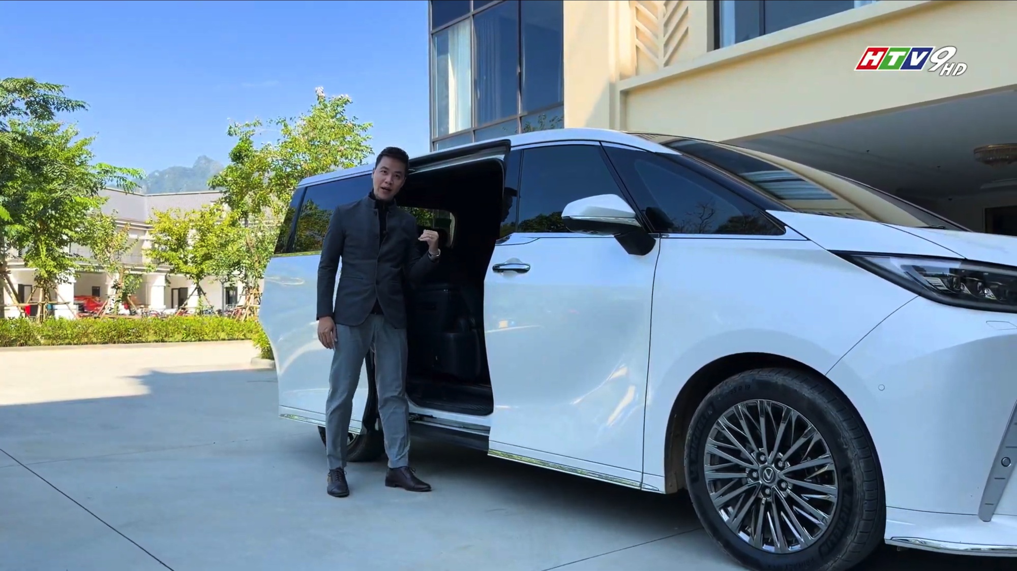 Khoang ra vào Lexus LM 500h rộng rãi và trần xe cao thoáng