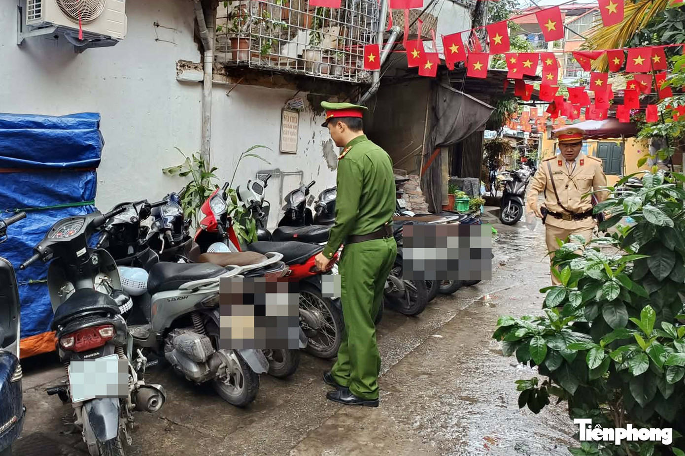 CSGT ghi hình vi phạm và truy tận nơi Lực lượng chức năng ghi hình vi phạm và đến tận nơi các em để xe