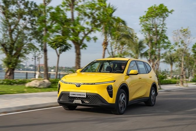 Dòng MPV điện 7 chỗ Limo Green hút khách Mẫu MPV điện 7 chỗ Limo Green đang được bàn giao