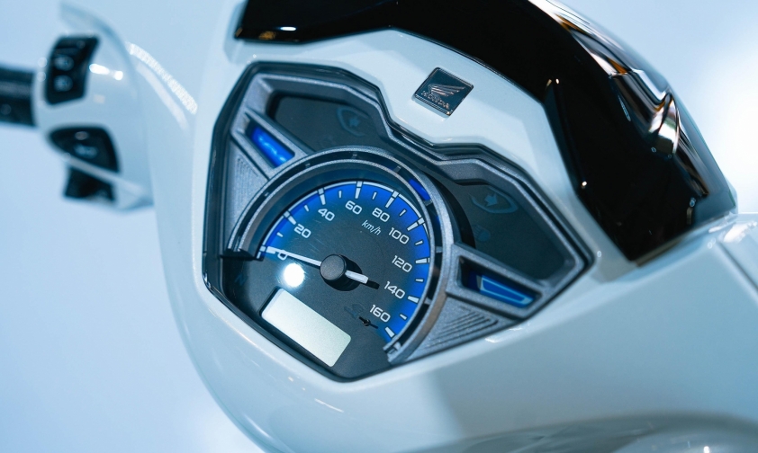 Khoang chứa đồ và cổng sạc Type-C