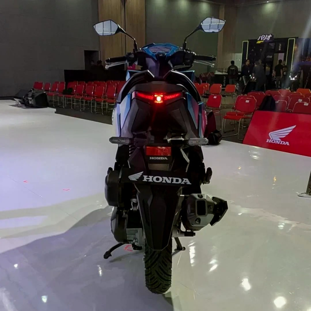 Phiên bản Street phong cách đường phố Vario 125 bản Street với tay lái kiểu naked bike