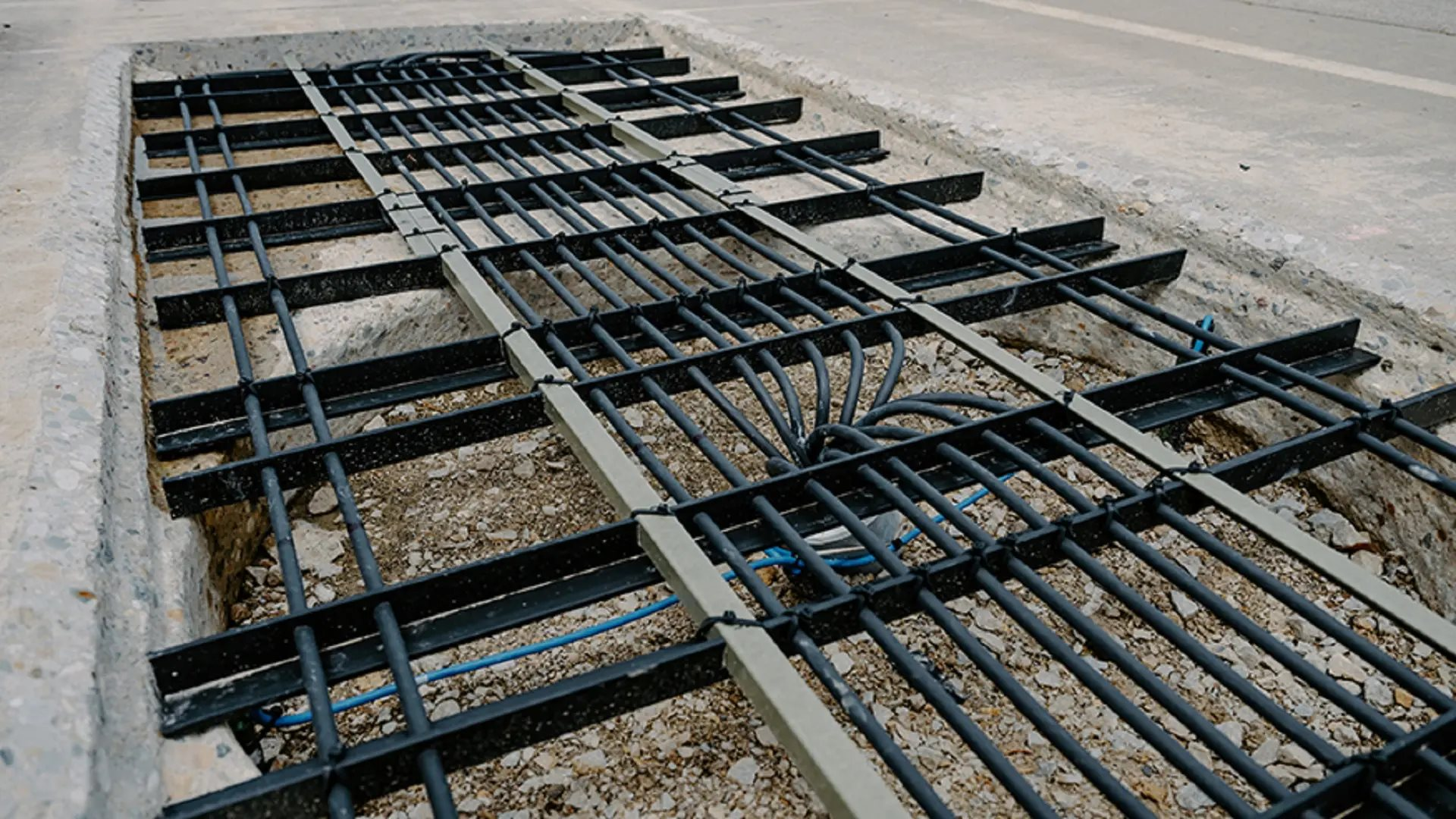 Xe tải điện trên đường cao tốc với hệ thống sạc